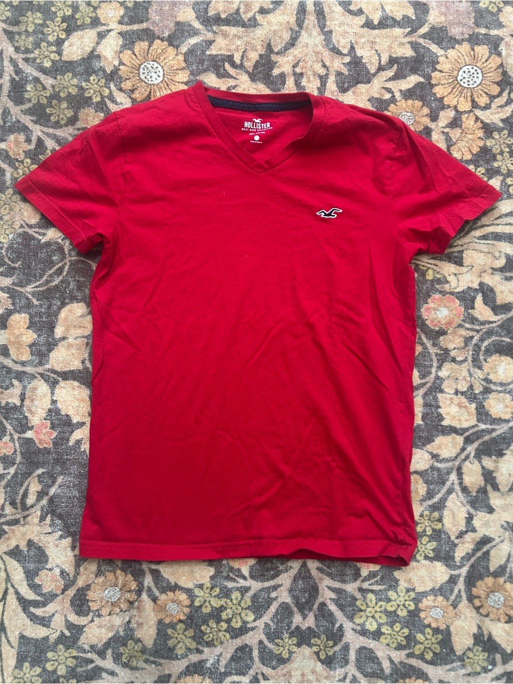 Hollister Red V‑Neck Short Sleeve Tee